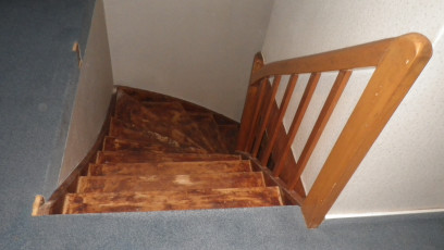 Alte Holztreppe vor Neuverlegung mit Korkboden und farbiger Versiegelung Stufen