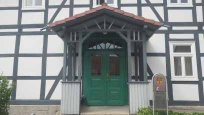 Eingang einer Gemeindeverwaltung in historischer Farbgebung.